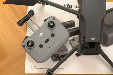 KAUNAS, LITHUANIA - 15 Kasım 2021: Yeni DJI Mavic 3 uçağı açılıyor. Dajiang Innovations Technology Co., Ltd (DJI) UAV otomatik pilot sistemlerinde dünyanın önde gelen geliştirici ve üreticilerinden biridir.