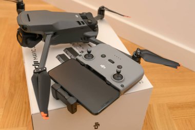 KAUNAS, LITHUANIA - 15 Kasım 2021: Yeni DJI Mavic 3 uçağı açılıyor. Dajiang Innovations Technology Co., Ltd (DJI) UAV otomatik pilot sistemlerinde dünyanın önde gelen geliştirici ve üreticilerinden biridir.