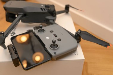 KAUNAS, LITHUANIA - 15 Kasım 2021: Yeni DJI Mavic 3 uçağı açılıyor. Dajiang Innovations Technology Co., Ltd (DJI) UAV otomatik pilot sistemlerinde dünyanın önde gelen geliştirici ve üreticilerinden biridir.