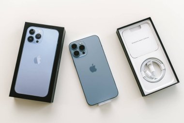 KAUNAS, LITHUANIA - 20 HAZİRAN 2022: Yeni Apple iPhone 13 Pro Max akıllı telefonu üçlü lensli kamera ile açmak