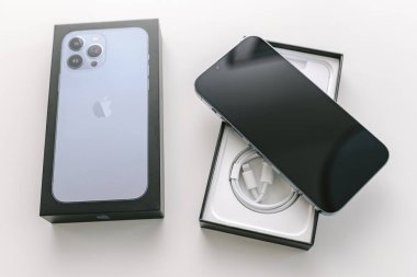 KAUNAS, LITHUANIA - 20 HAZİRAN 2022: Yeni Apple iPhone 13 Pro Max akıllı telefonu üçlü lensli kamera ile açmak