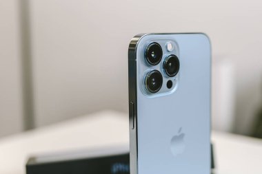 KAUNAS, LITHUANIA - 20 Temmuz 2022: Apple iPhone 13 Pro Max akıllı telefon üçlü lens kamerası