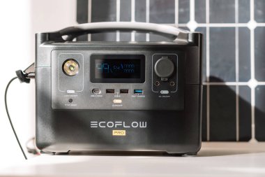 KAUNAS, LITHUANIA - 23 Eylül 2022: Ecoflow River Pro Portable Power Station güneş paneli ile şarj ediliyor