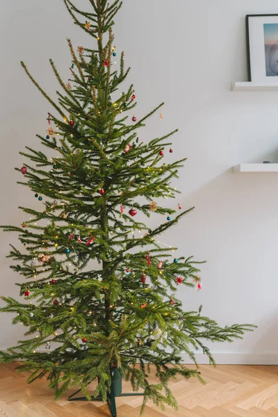 Albero Natale Decorato Con Rami Abete Decorazioni Rosse Bianche Sfondo — Foto Stock