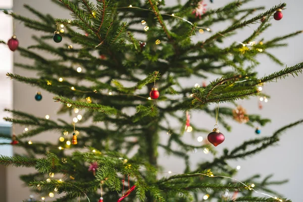Árvore Natal Com Decorações Fundo — Fotografia de Stock