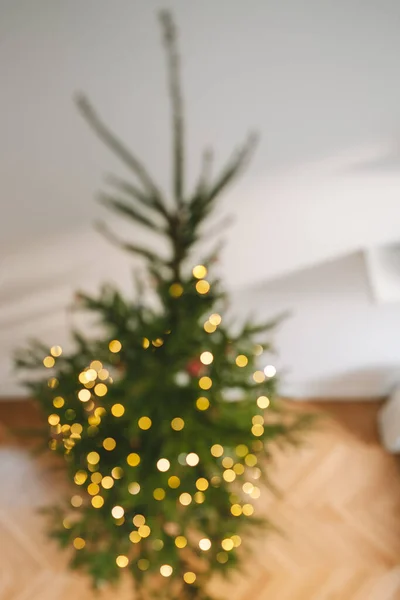 Vista Sfocata Dell Albero Natale Con Decorazioni Luci — Foto Stock