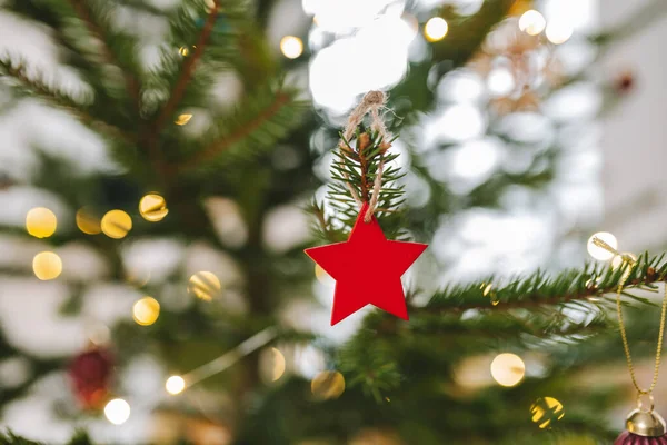 Albero Natale Con Decorazioni Sullo Sfondo Della Finestra — Foto Stock