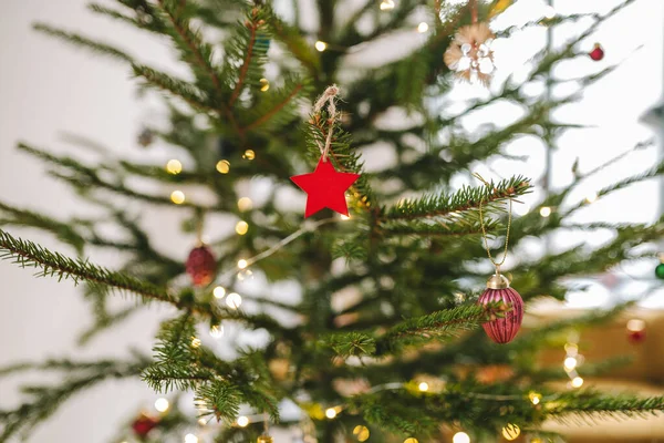 Albero Natale Con Decorazioni Sullo Sfondo Della Casa — Foto Stock