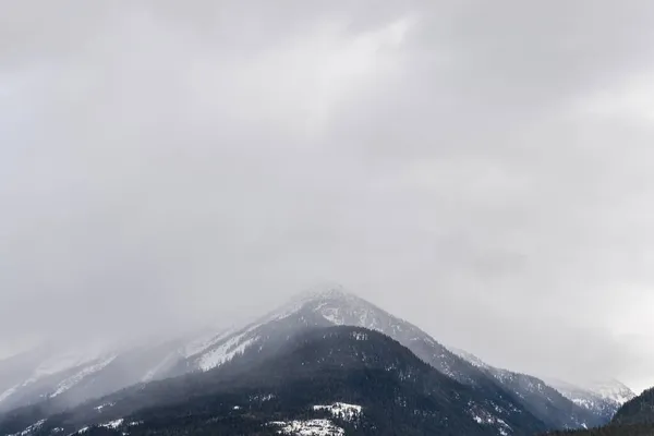 Vista dramática de distância para a montanha com nublado céu nublado dia mal-humorado — Fotografia de Stock