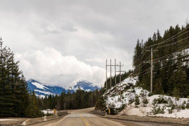 Rocky Dağları 'ndaki erken bahar otoyolu Britanya Kolombiyası Kanada