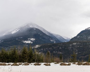 Dağlar ve bulutlar İngiliz Coulumbia 'sını kaplıyor.