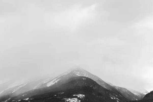 Vista Drammatica Bianco Nero Distanza Alla Montagna Con Cielo Nuvoloso — Foto Stock