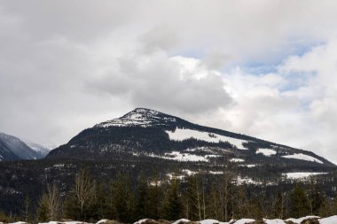 Dağlar ve bulutlar İngiliz Coulumbia 'sını kaplıyor.