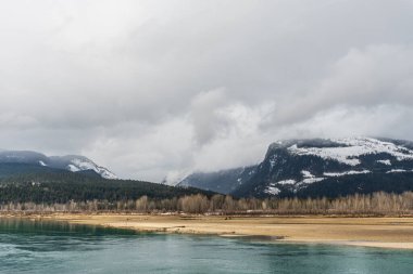 Britanya Kolumbiyası yakınlarındaki Columbia nehrinde bulutlu bir gün..