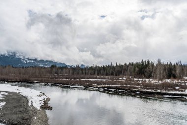 Rivelstock Kanada yakınlarındaki Columbia Nehri Vadisi karla kaplıydı..