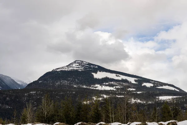 Dağlar ve bulutlar İngiliz Coulumbia 'sını kaplıyor.