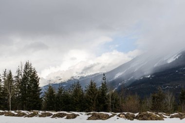 Dağlar ve bulutlar İngiliz Coulumbia 'sını kaplıyor.