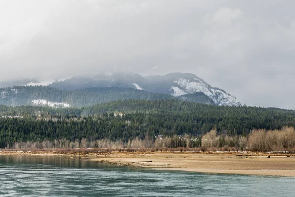 Columbia Fiume Vicino Revelstoke British Columbia Montagne Sullo Sfondo Immagine Stock