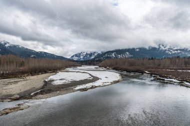 Rivelstock Kanada yakınlarındaki Columbia Nehri Vadisi karla kaplıydı..