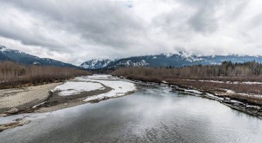 Rivelstock Kanada yakınlarındaki Columbia Nehri Vadisi karla kaplıydı..