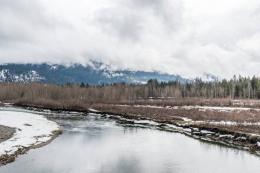 Rivelstock Kanada yakınlarındaki Columbia Nehri Vadisi karla kaplıydı..