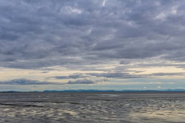 Iona Sahili Bölge Parkı 'ndan Gürcistan Boğazı' na bakın. Gök mavisi bulutlu..