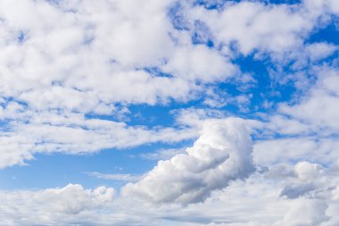 Beyaz bulutlu mavi gökyüzü güneşli bir gün.
