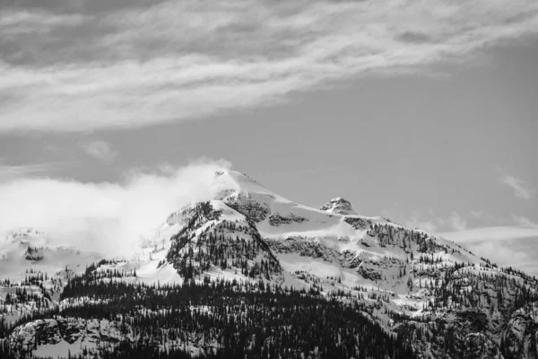Bianco Nero Enormi Montagne Coperte Neve Cielo Soleggiato Con Nuvole — Foto Stock