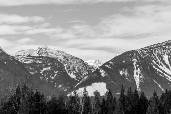 Czarno Biała Panorama Wysokich Gór Pokryta Śniegiem Zachmurzone Błękitne Niebo — Zdjęcie stockowe