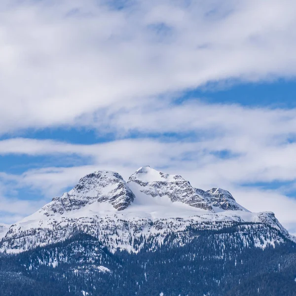 Panorama Vysokých Hor Pokrytých Sněhově Oblačnou Modrou Oblohou Britská Kolumbie — Stock fotografie