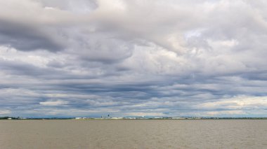 Iona Sahili Bölge Parkı 'ndan Gürcistan Boğazı' na bakın. Gök mavisi bulutlu..