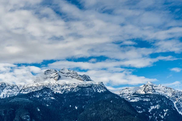 พาโนรามาของภ เขาส งปกคล วยห มะเมฆฟ งกฤษโคล มเบ ยแคนาดา — ภาพถ่ายสต็อก