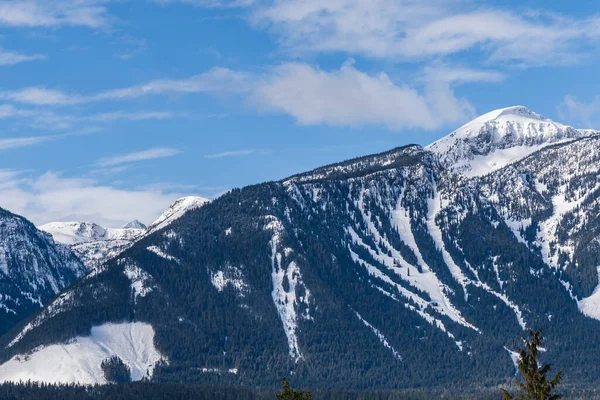Yüksek dağların manzarası kar bulutlu mavi gökyüzü İngiliz Kolombiyası Kanada.