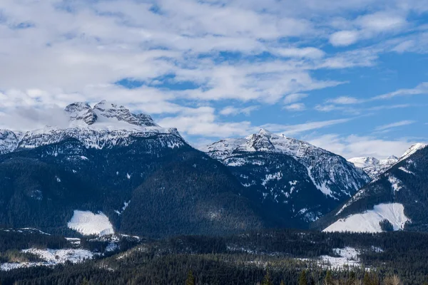 Panorama Altas Montanhas Cobertas Por Neve Céu Azul Nublado Colúmbia — Fotografia de Stock