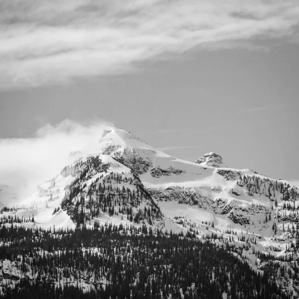 Bianco Nero Enormi Montagne Coperte Neve Cielo Soleggiato Con Nuvole — Foto Stock