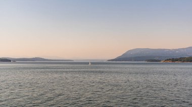 Vancouver ve Victoria arasındaki Gürcistan Boğazı 'nda küçük adalar ve mavi gökyüzü..