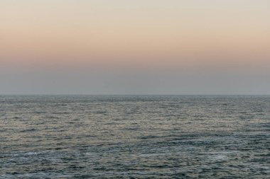 Ukrayna 'daki Karadeniz' in üzerinde gün batımı soyut deniz manzarası su yüzeyi güzel bulutlar..