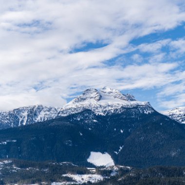 İngiliz Kolombiyası Kanada karla kaplı dev dağların manzarası.