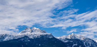 İngiliz Kolombiyası Kanada karla kaplı dev dağların manzarası