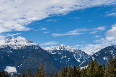 İngiliz Kolombiyası Kanada karla kaplı dev dağların manzarası.