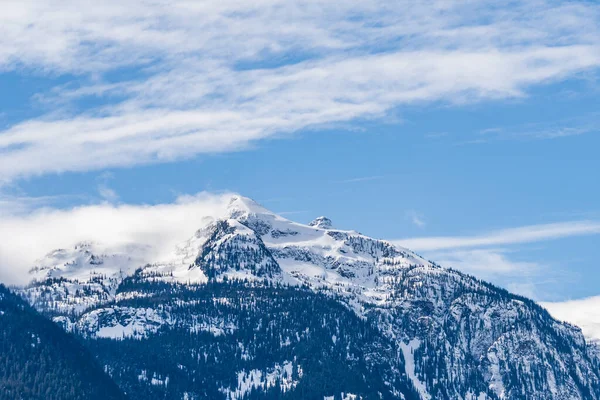 Panorama de enormes montanhas cobertas por colúmbia britânica de neve canadá — Fotografia de Stock