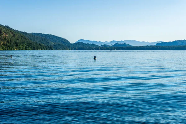 Cultus Lake Blue Water Clear Sky Mountains Distance — Stok Foto