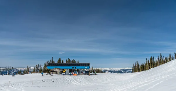 Revelstoke Canada Mars 2021 Skidliften Revelstoke Mountain Med Blå Vårhimmel — Stockfoto