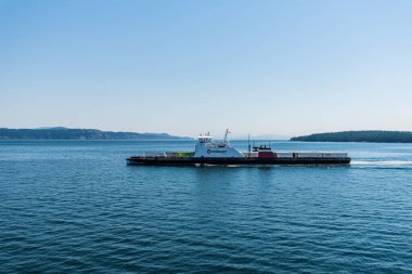 VANCOUVER, Kanada - 29 Haziran 2021: Batı Kanada 'da küçük eski feribotlu okyanus boğazı.