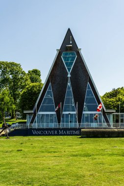 VANCOUVER, CANADA - MAYIS 08, 2020: Vancouver Denizcilik Müzesi İlkbaharda mavi gökyüzü.