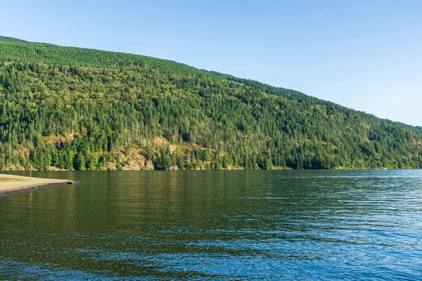 Kultus See Gegen Den Schönen Großen Berg Mit Nadelwald Sommerlandschaft — Stockfoto