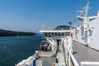 VANCOUVER, Kanada - 29 Haziran 2021 Gürcistan Boğazı 'nda açık mavi gökyüzüyle MÖ feribot.