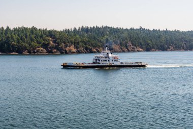 VANCOUVER, Kanada - 29 Haziran 2021: Batı Kanada 'da küçük eski feribotlu okyanus boğazı.