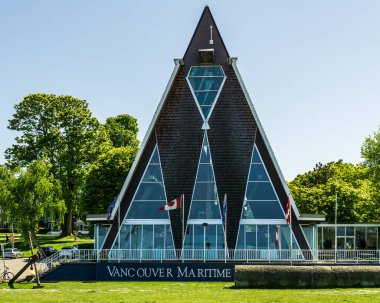 VANCOUVER, CANADA - MAYIS 08, 2020: Vancouver Denizcilik Müzesi İlkbaharda mavi gökyüzü.