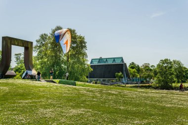 VANCOUVER, CANADA - MAYIS 08, 2020: Vanier Park 'ta hava almaya çalışan paraglider.